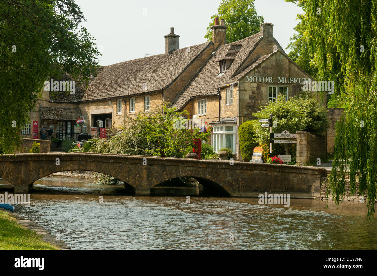 Río Windrush, Bourton-on-the-agua, Gloucestershire, Inglaterra Foto de stock