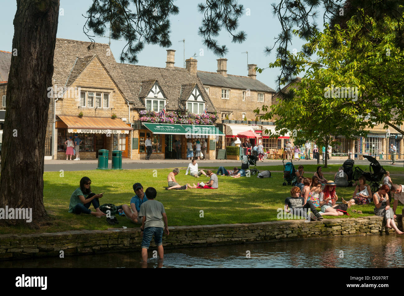 Relajante por el río Windrush, Bourton-on-the-agua, Gloucestershire, Inglaterra Foto de stock