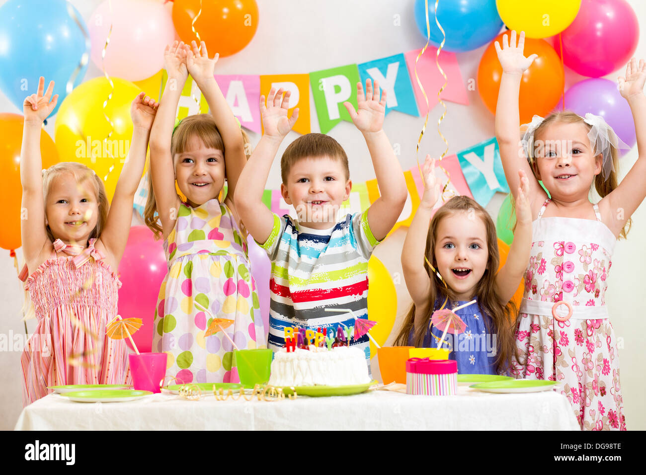 Celebrando el cumpleaños de niños felices vacaciones Fotografía de stock -  Alamy