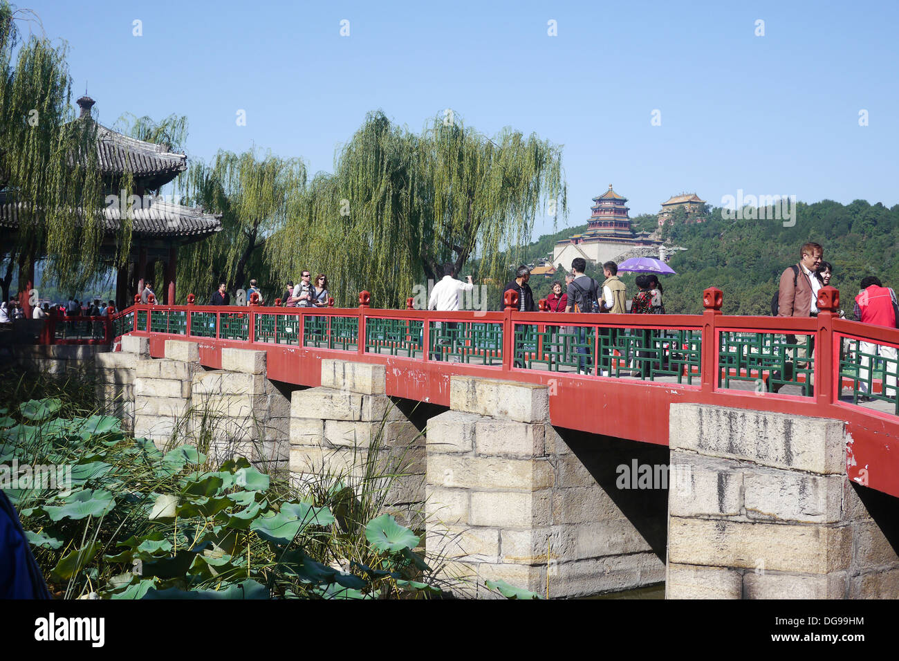 Puente Rojo Palacio de Verano de Pekín, China construido por la Emperatriz Cixi Foto de stock