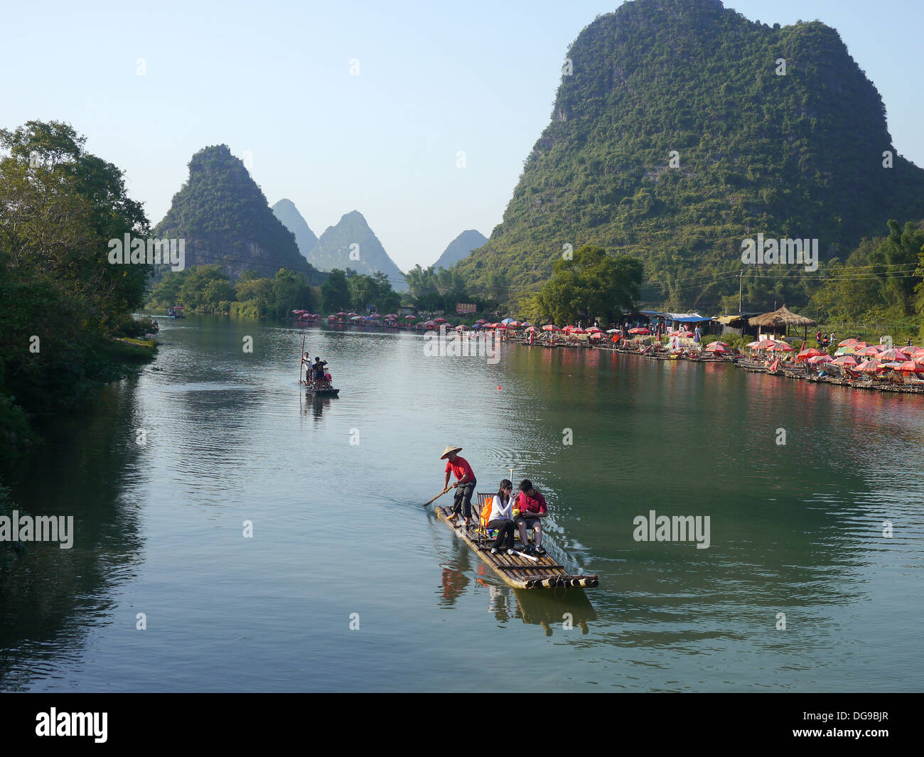 China, Yangshuo County, balsas de bambú sobre el río Yulong formaciones de karst Foto de stock