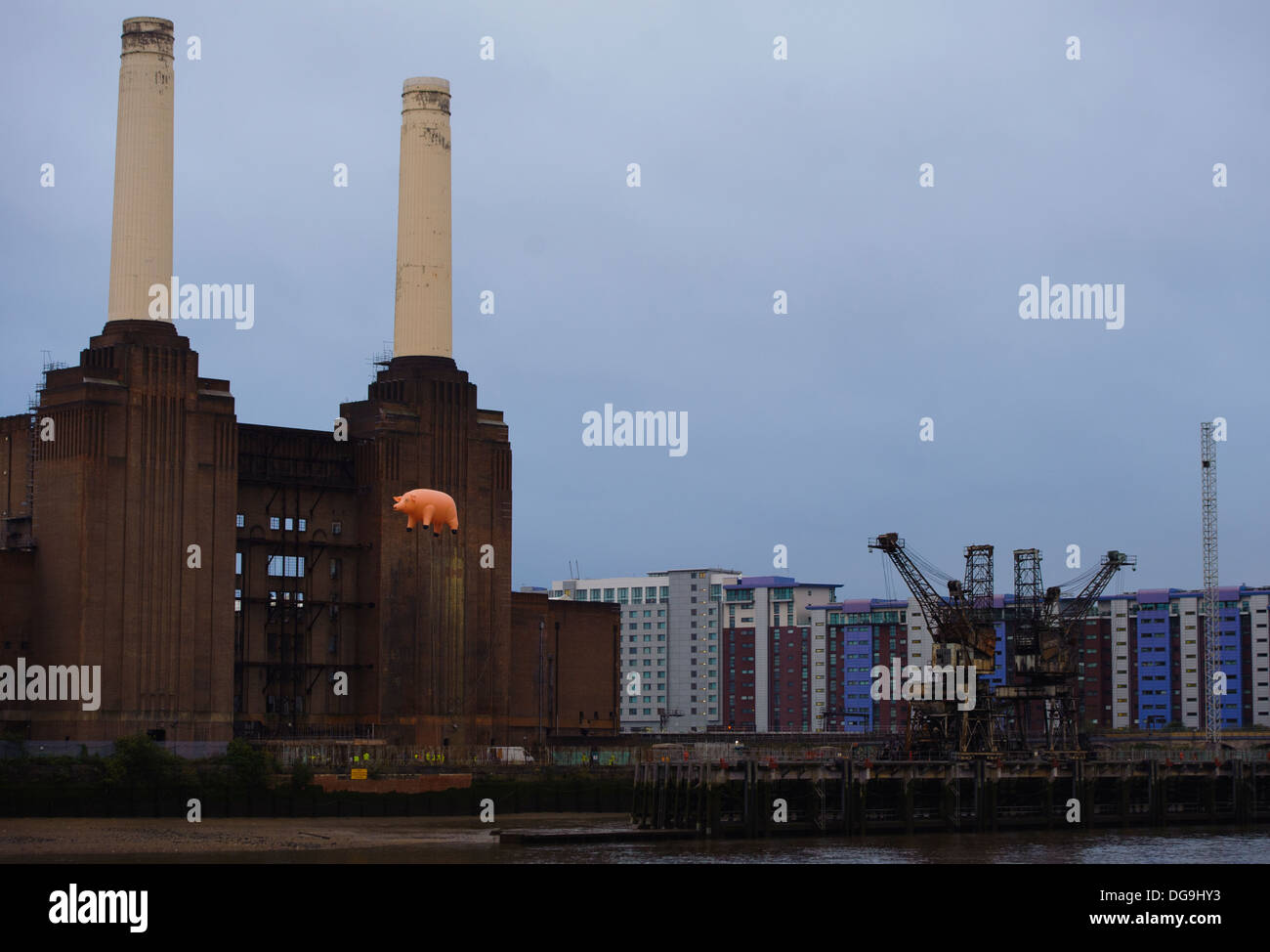 PInk Floyd ¿Por qué celebrar el lanzamiento de Pink Floyd con una recreación del 1977 Pink Floyd 'animales' a la central eléctrica de Battersea. Foto de stock