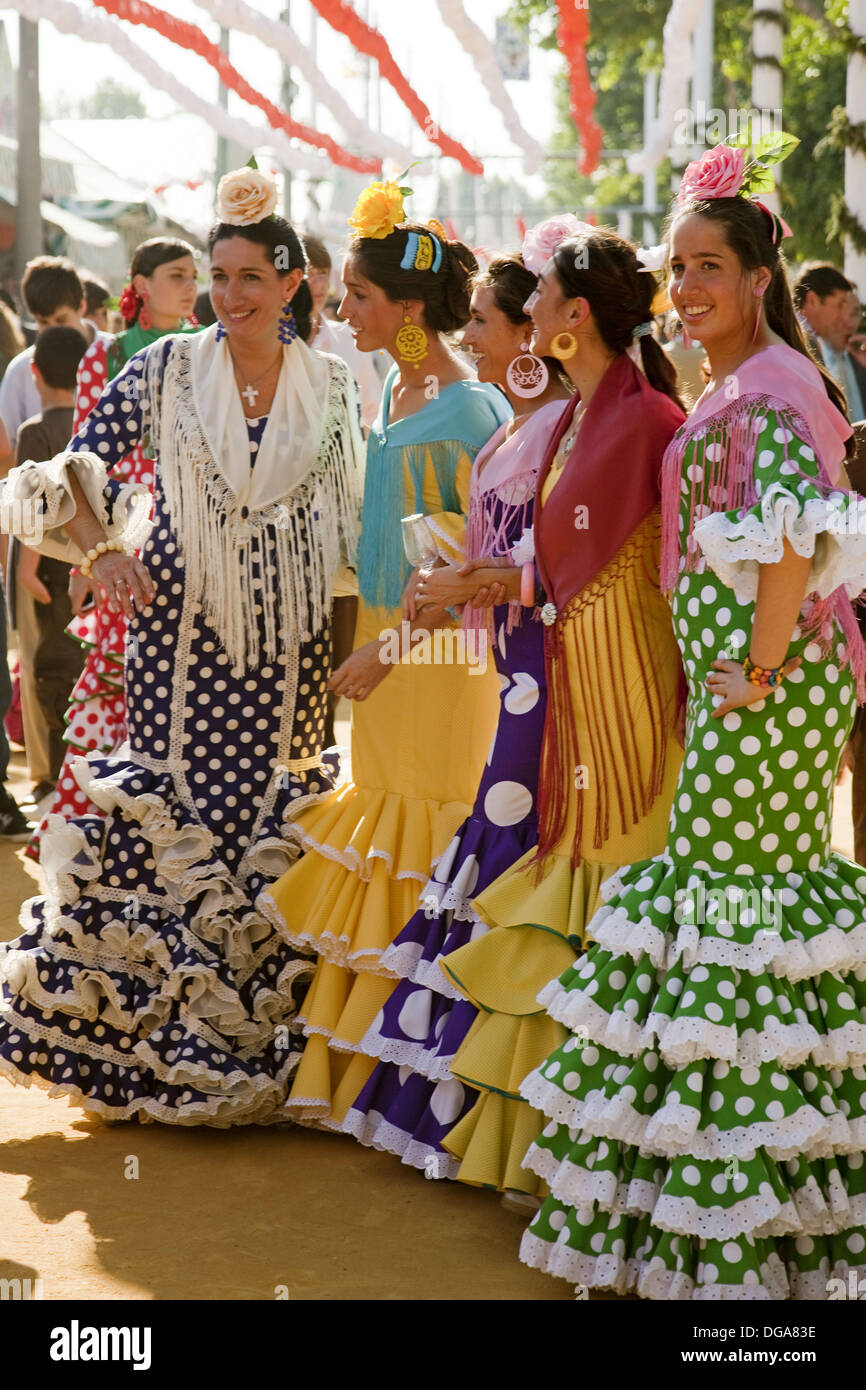 Las mujeres vestidas con vestido de estilo en la Feria de Primavera de Sevilla, Sevilla, Andalucía, España de stock - Alamy