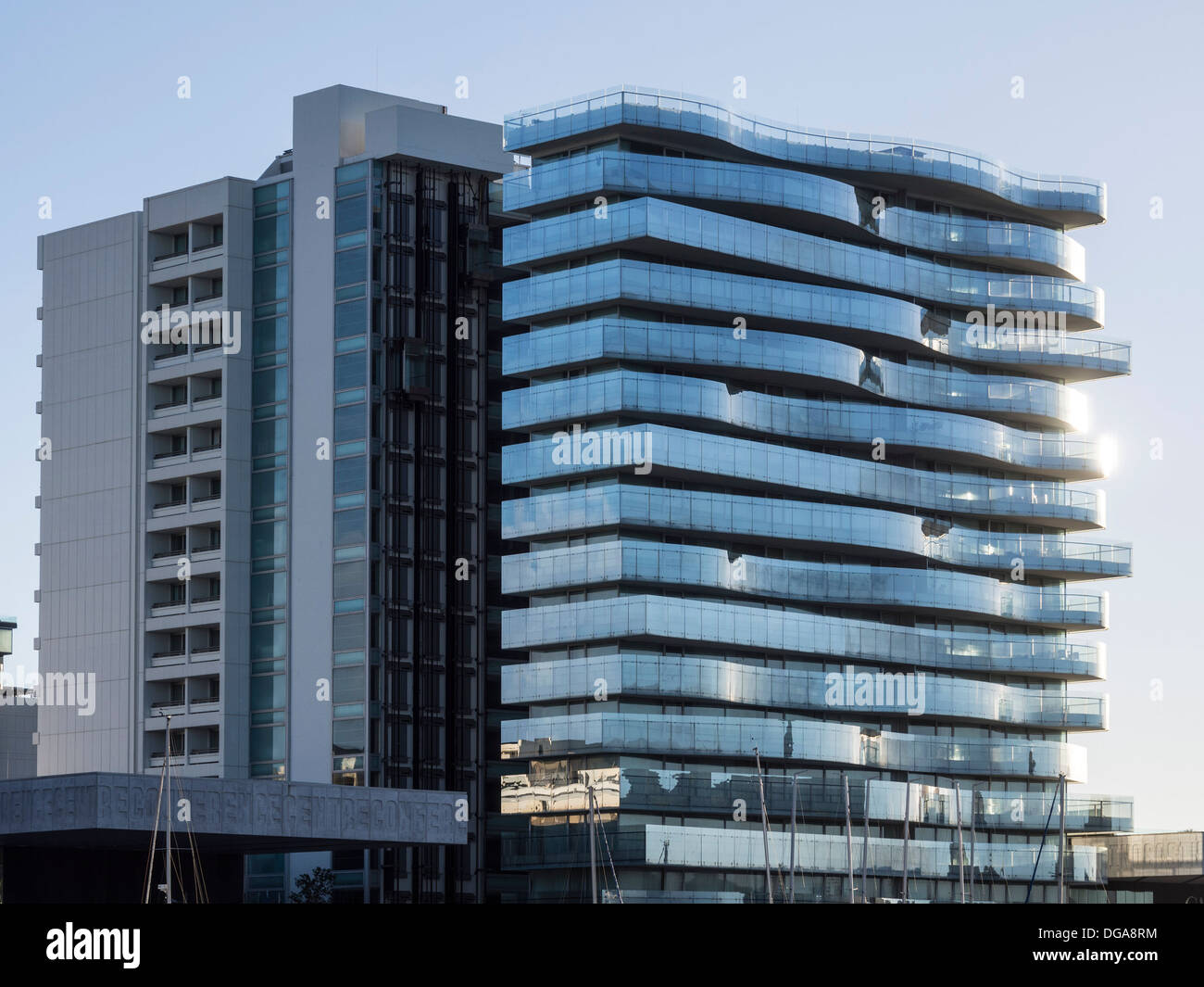 Edificio de arquitectura moderna y balcones de cristal curvo Foto de stock