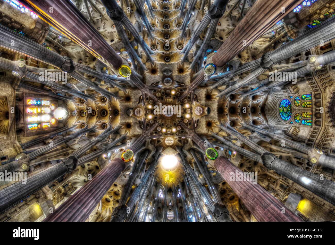 Nave central de la Sagrada Familia de Gaudí, en Barcelona. Cataluña, España Foto de stock