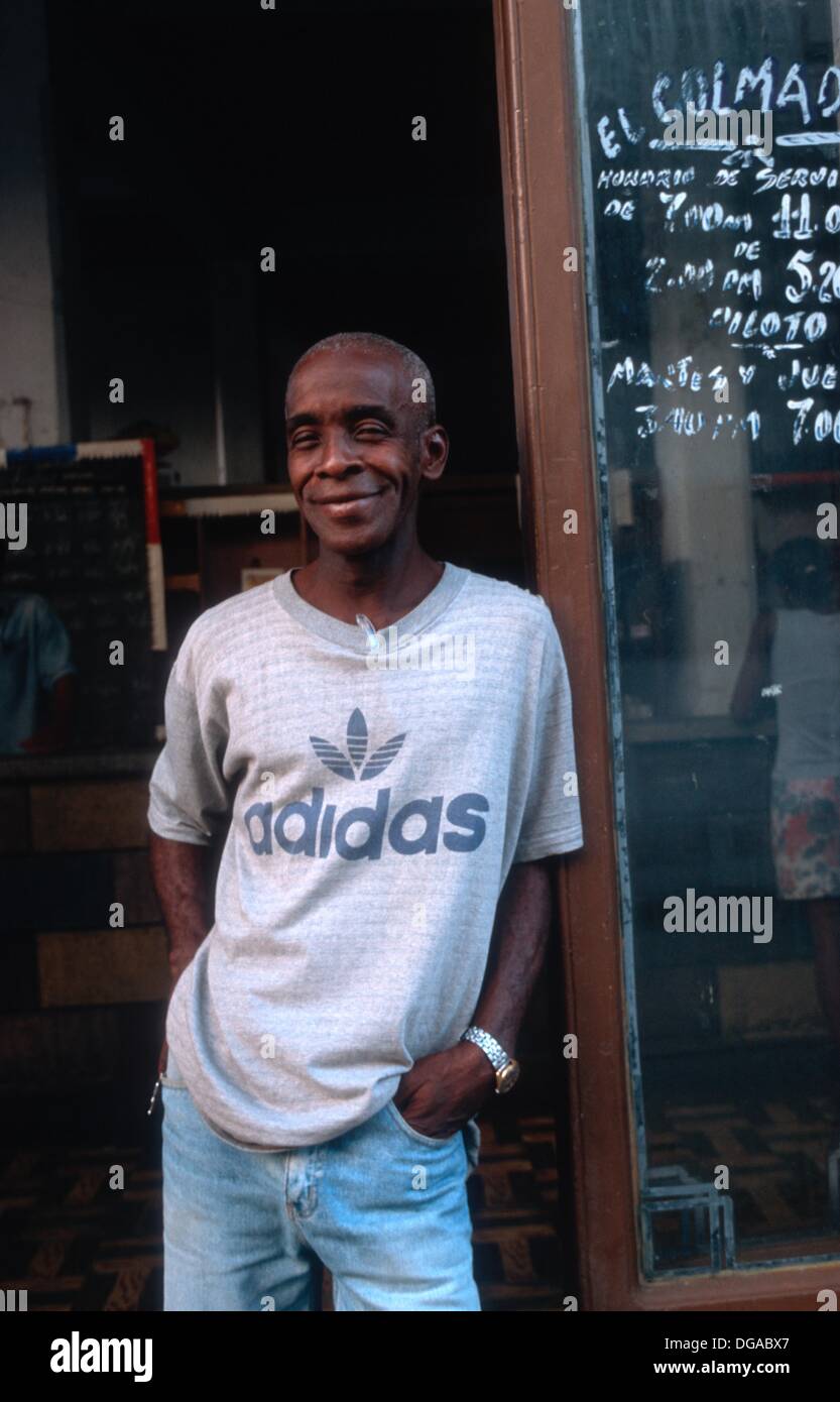 Los cubanos en una antigua, falsa camiseta Adidas Fotografía de stock -  Alamy