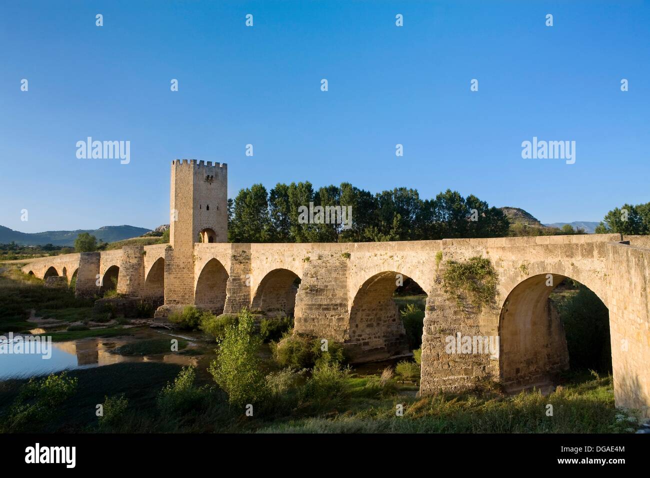 Puente medieval de Frías -pero de origen romano- sobre el río Ebro Las Merindades de Burgos, España Foto de stock