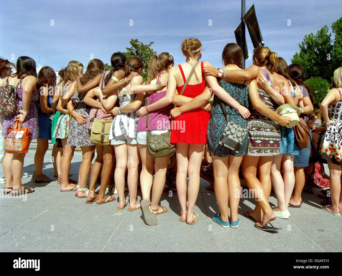 España, Madrid, Grupo de chicas posando para la foto Fotografía de stock -  Alamy