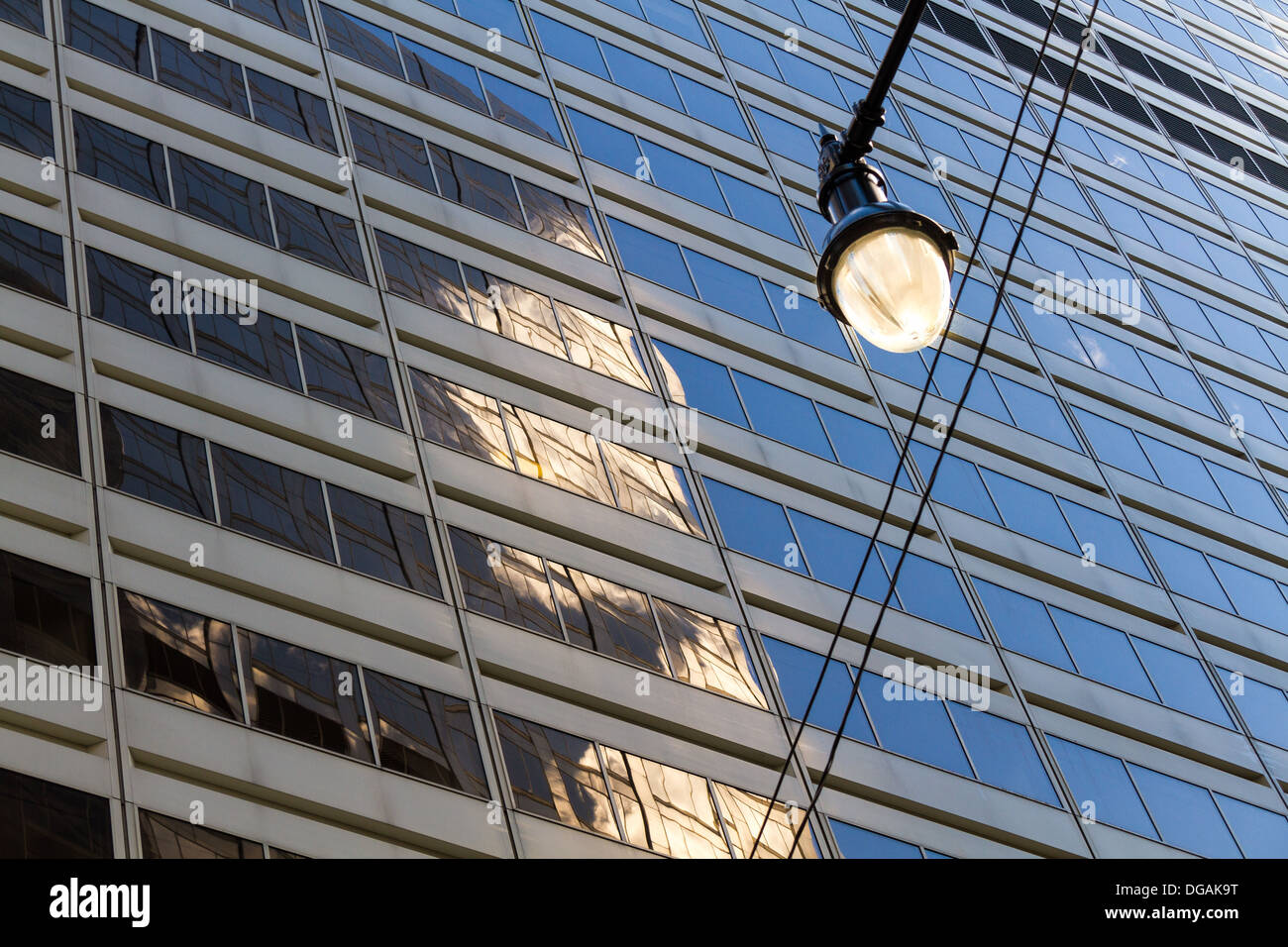 Bloque de oficina windows con lámpara de la calle Foto de stock