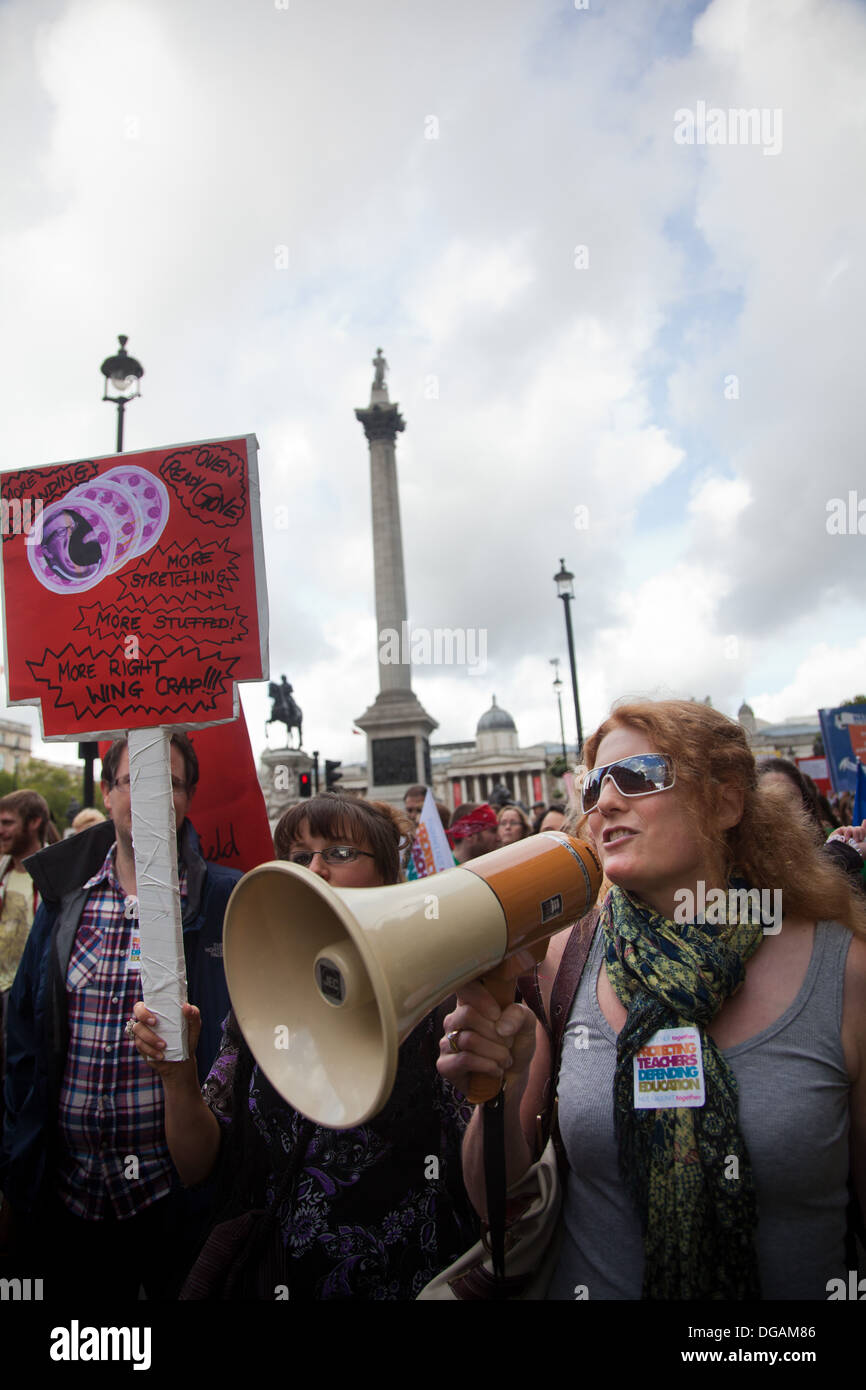La demostración pasa por Trafalgar Square y la columna de Nelson. Foto de stock