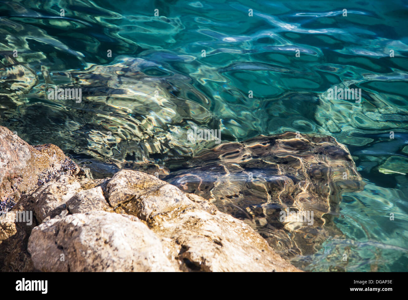 La superficie de agua de mar Adriático y costa rocosa Foto de stock