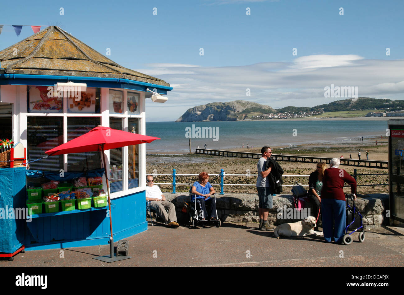 Visitantes en el muelle de Llandudno Conwy Gales UK Foto de stock