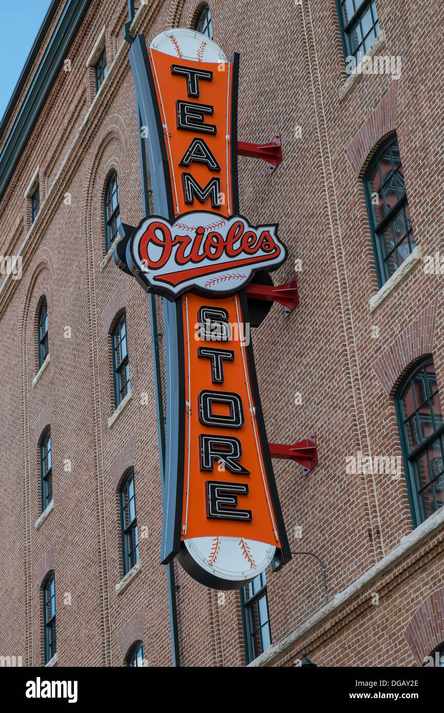 Equipo Orioles Store cartel ubicado sobre la calle Eutaw detrás del estadio de béisbol del Parque de los Orioles en Camden Yards en Baltimore, Maryland. Foto de stock