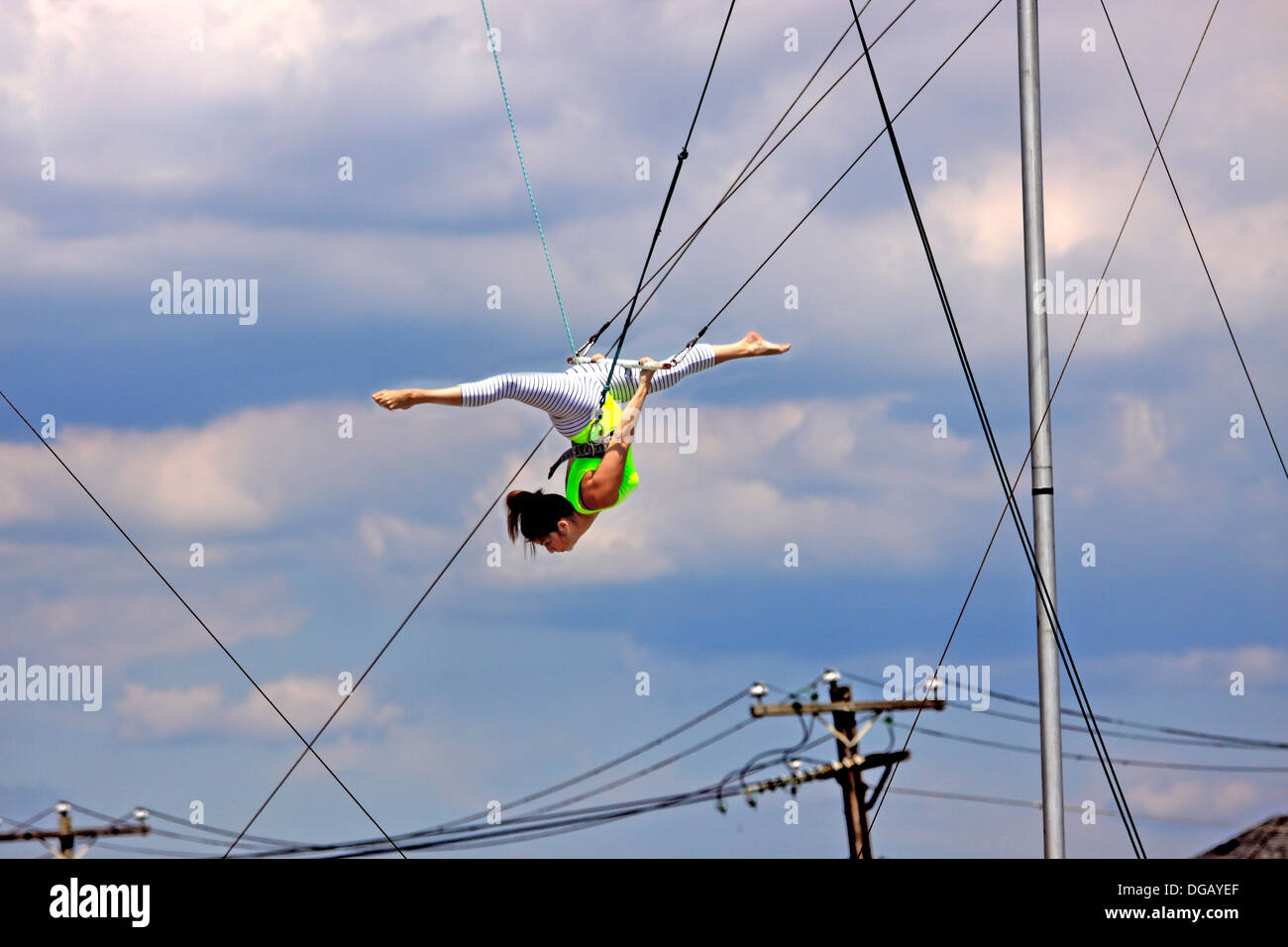 Chica practicando en la escuela de trapecio Long Beach Long Island Nueva York Foto de stock
