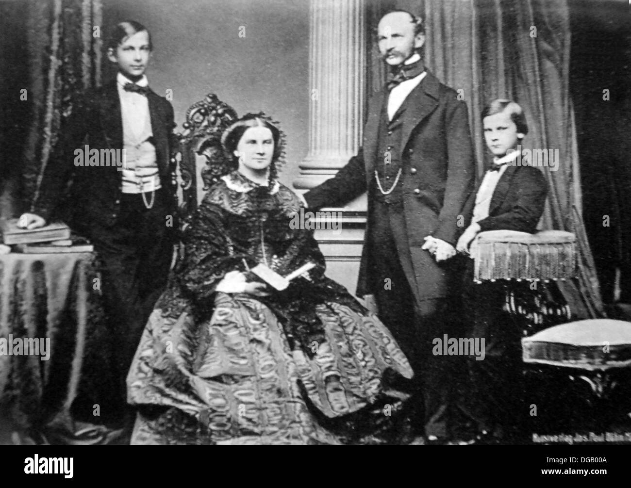 Maximiliano II de Baviera, con su esposa y sus dos hijos, el rey Ludwig II y Otto Foto de stock