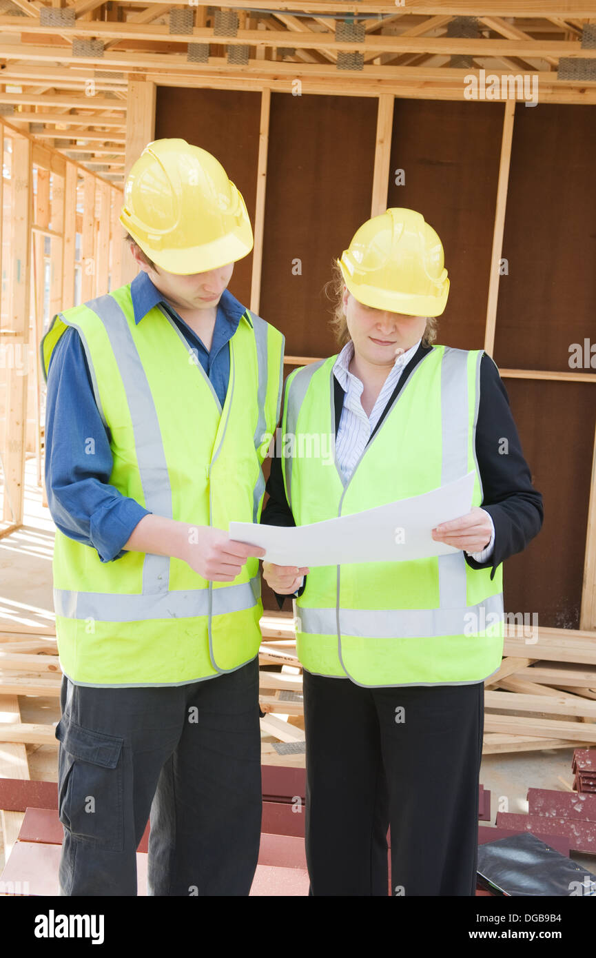 Ingeniero civil y trabajador discutiendo cuestiones al sitio de la construcción Foto de stock