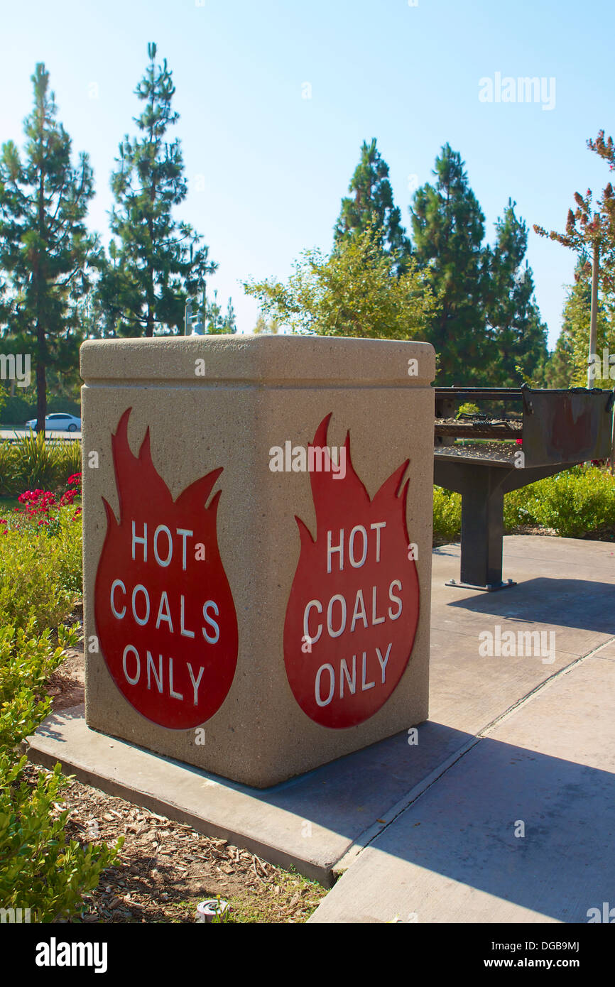 Un brasas disposición bin en un área de barbacoa, un parque en Tustin California parques como parte de la prevención de incendios y seguridad. Foto de stock