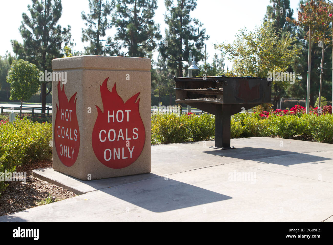 Un brasas disposición bin en un área de barbacoa, un parque en Tustin California parques como parte de la prevención de incendios y seguridad. Foto de stock