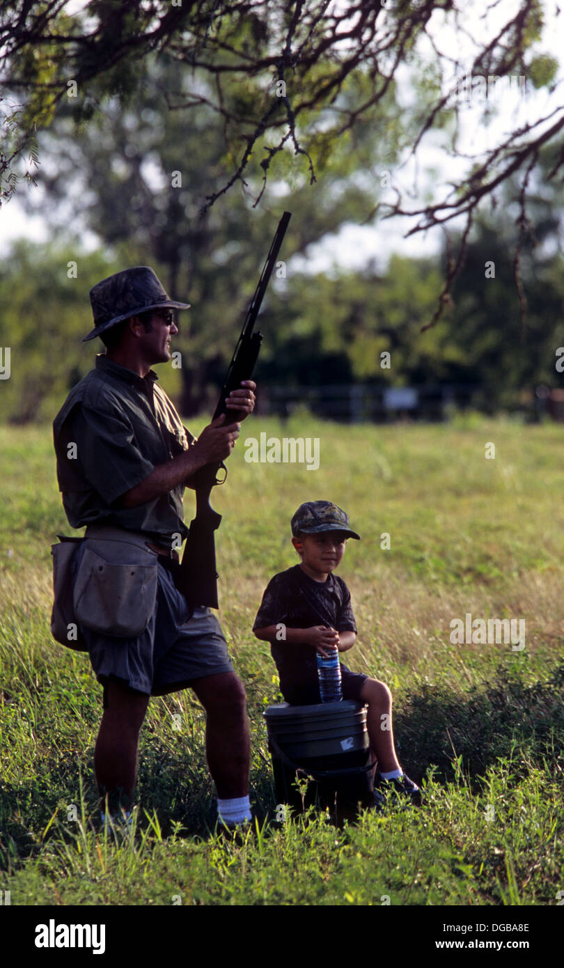 Boy gun hunt fotografías e imágenes de alta resolución - Alamy