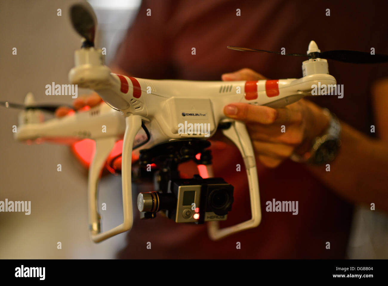 Fotógrafo Folden arcilla con un zumbido fantasma equipado con un héroe en una cámara Pro gimble, en los aviones teledirigidos y robótica aérea Foto de stock