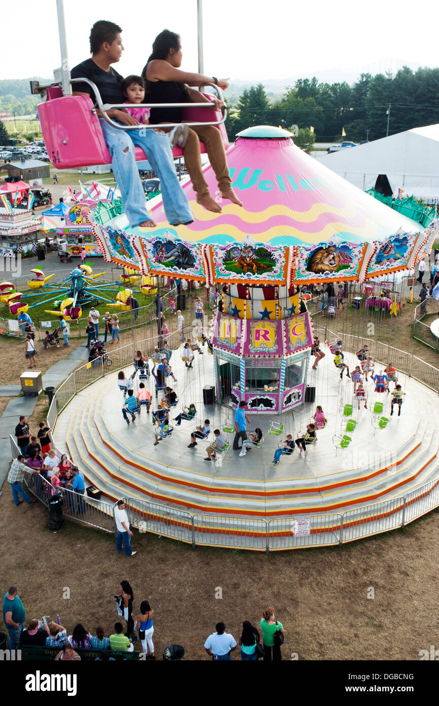 Vista aérea de un carrusel de carnaval en el Mountain State Fair en Asheville, Carolina del Norte Foto de stock
