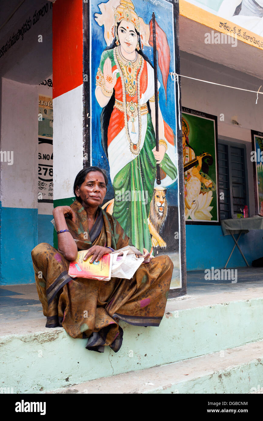 Mujer india paciente con injerto de piel facial cicatrices esperando al Sathya Sai Baba hospital de extensión móvil. En Andhra Pradesh, India. Foto de stock