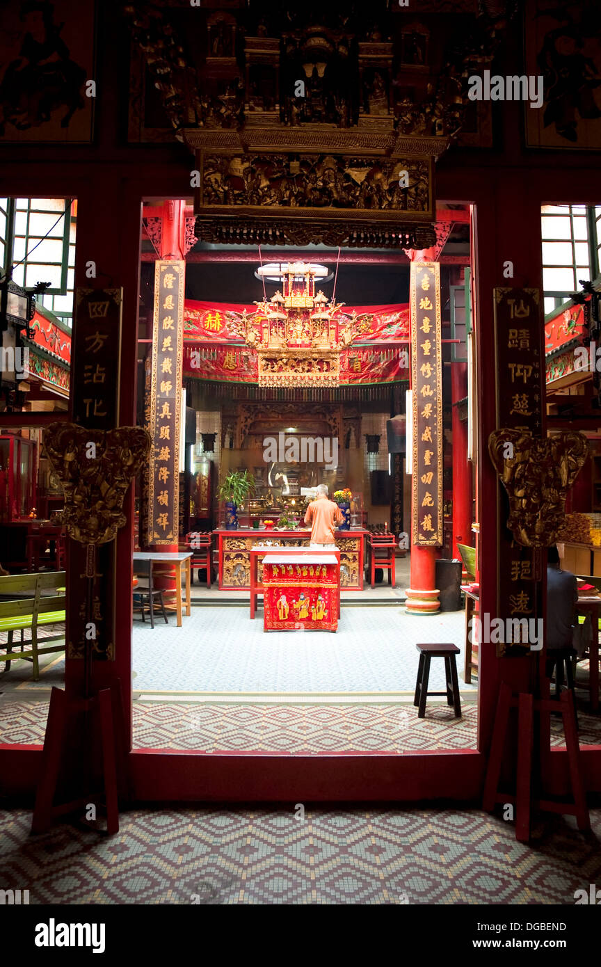Interior de China (Daoísta) Templo Taoísta en el Sudeste Asiático, mostrando la elaborada decoración en rojo y dorado. Foto de stock