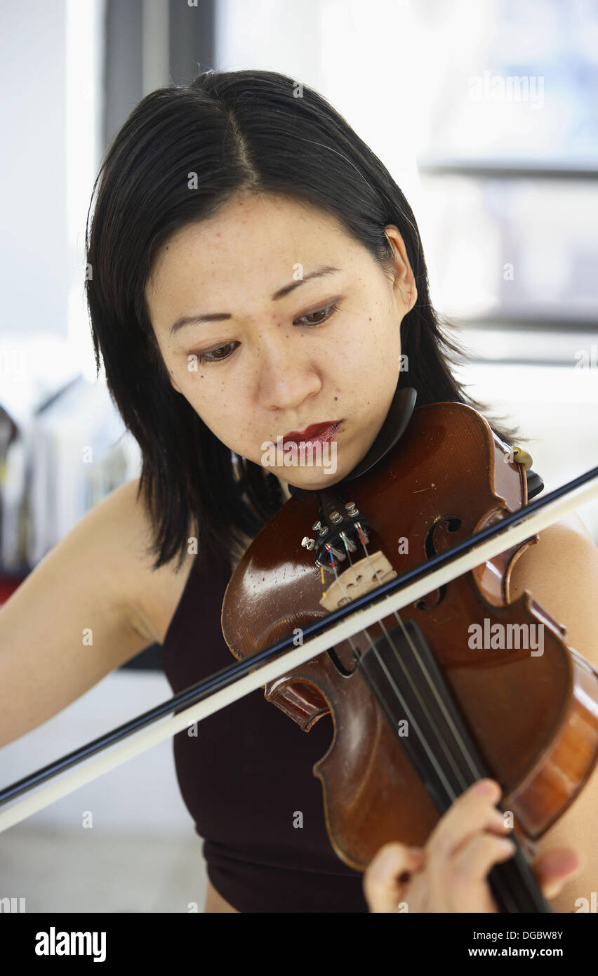 Chinese woman playing violin fotografías e imágenes de alta resolución -  Alamy