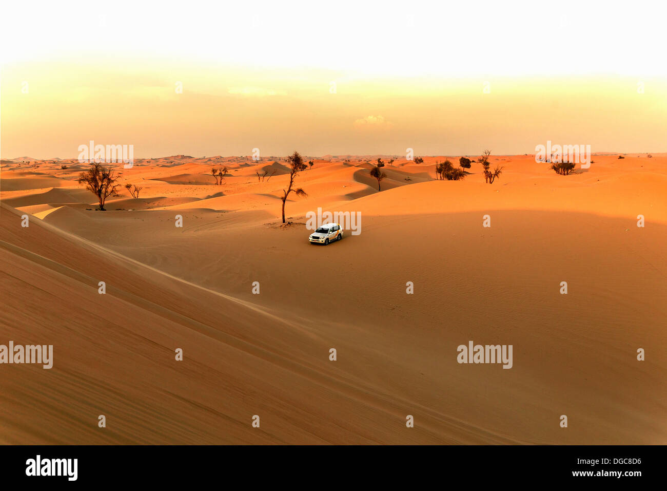 Vehículo fuera de carretera en pleno desierto, Adu Dhabi, Emiratos Árabes Unidos Foto de stock