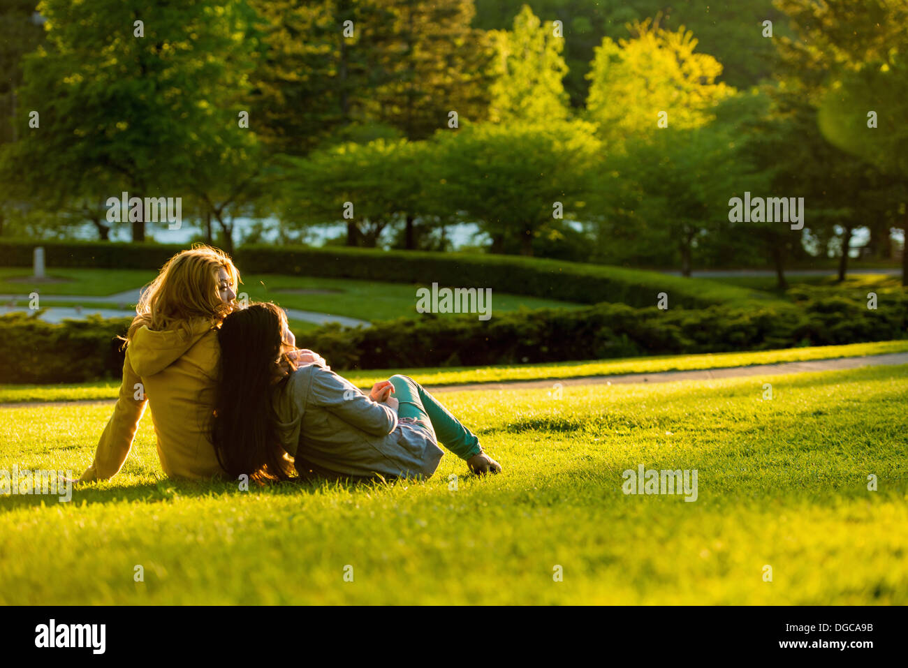 Dos mujeres jóvenes relajándose en el parque Foto de stock