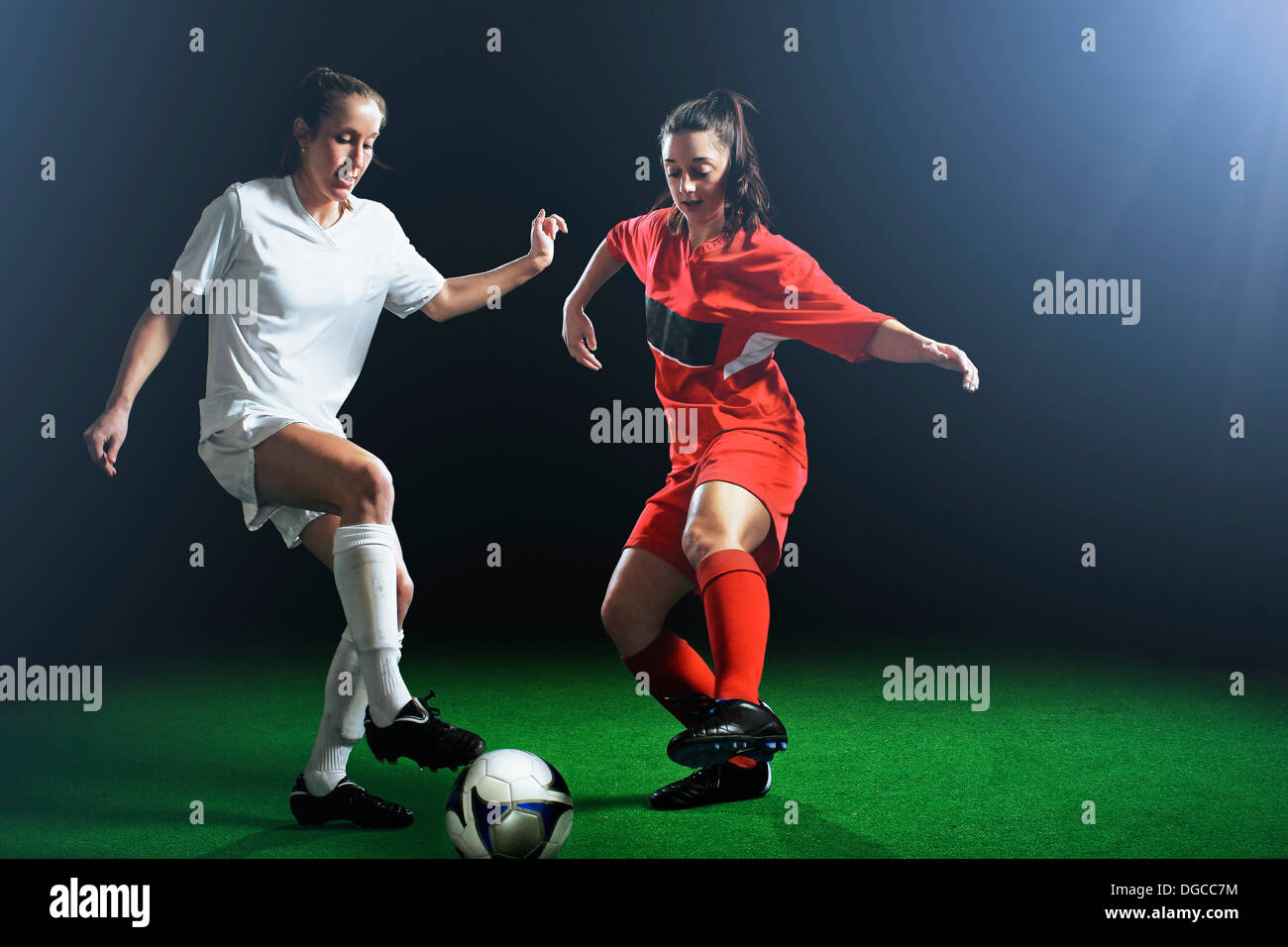 Two women playing soccer players fotografías e imágenes de alta resolución  - Alamy