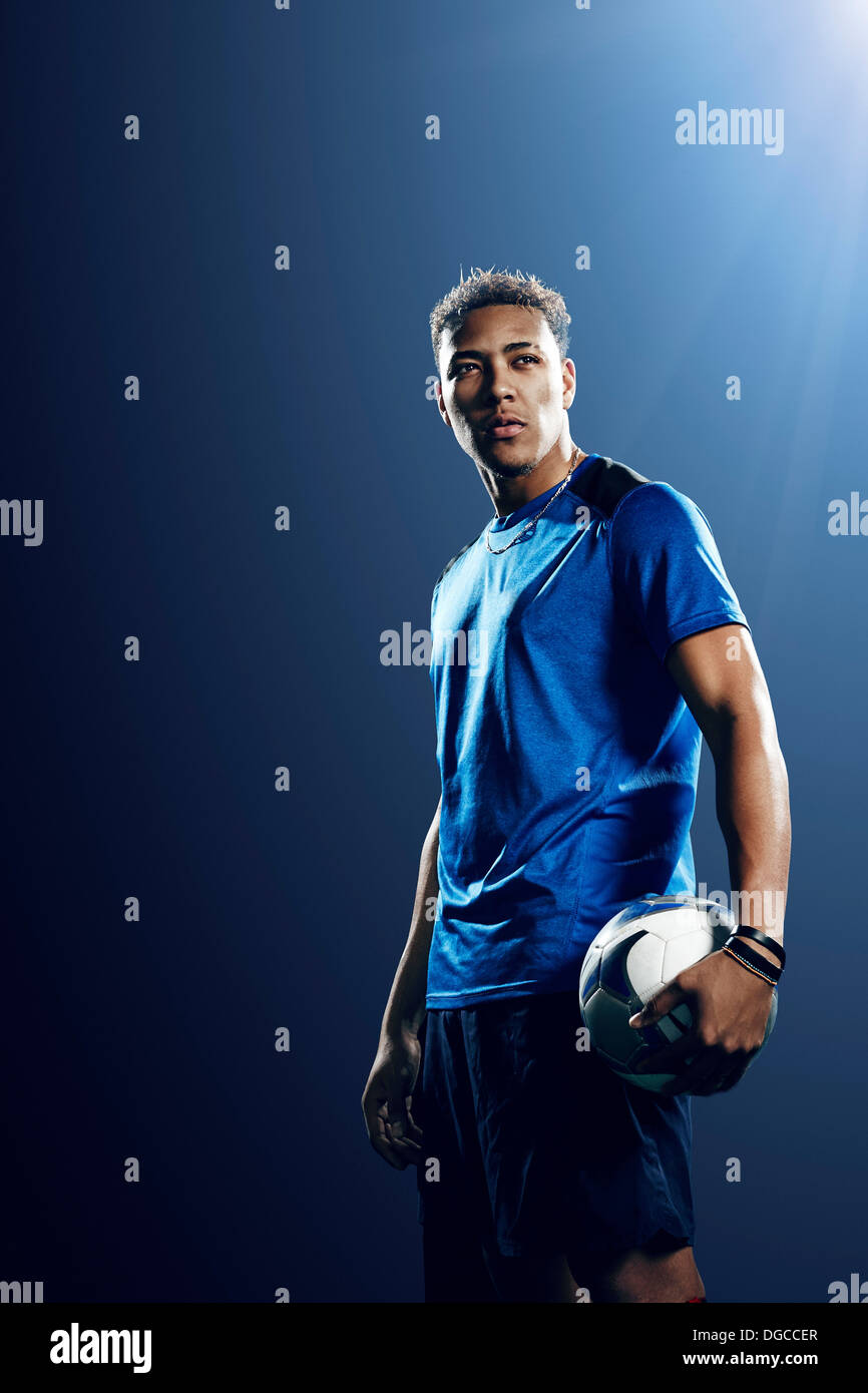 Retrato del jugador de fútbol masculino con el fútbol Foto de stock