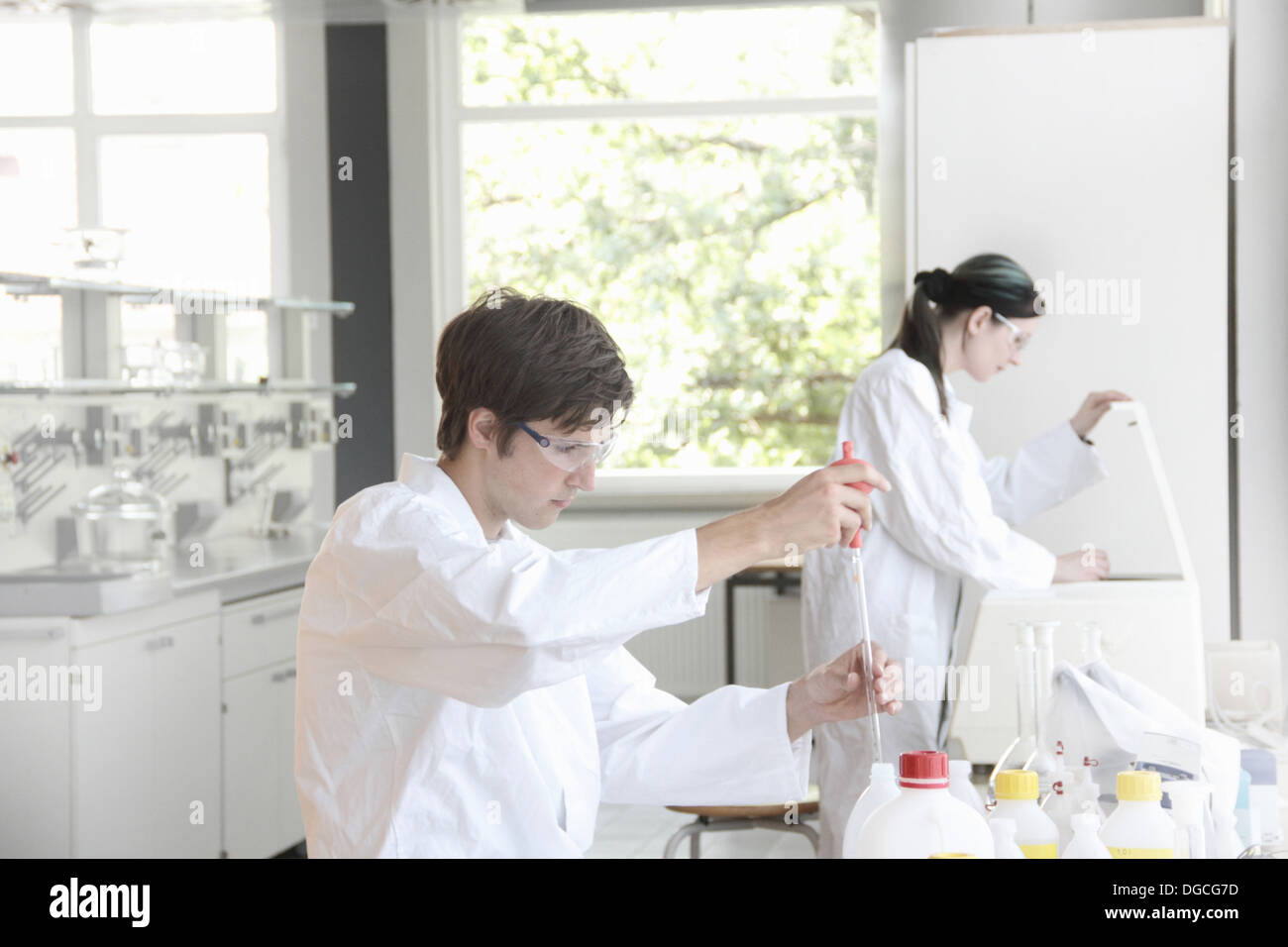 Los estudiantes de química en el trabajo en el laboratorio Foto de stock