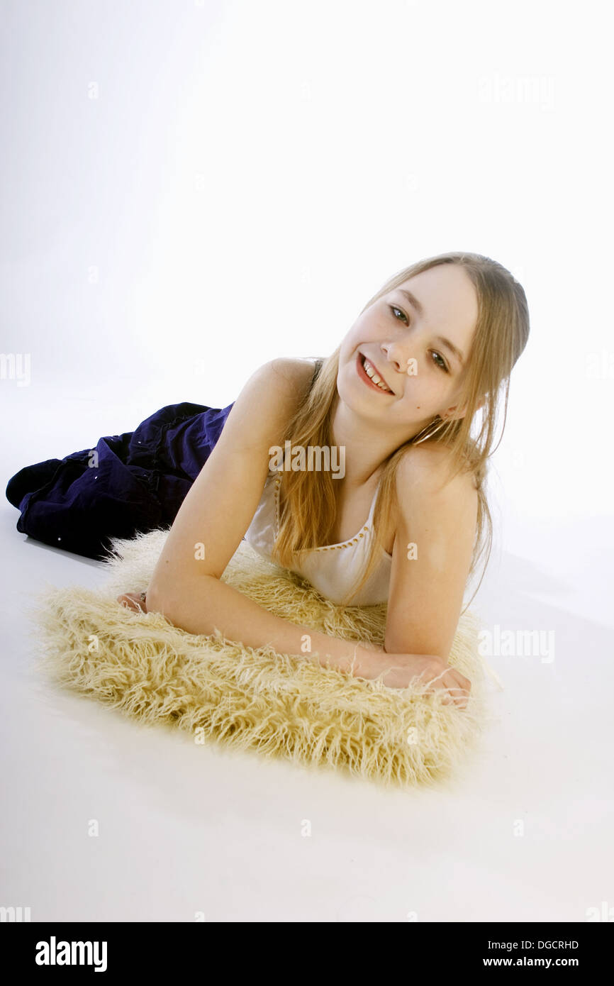 Niña de 13 años acostado en el piso en el studio Fotografía de stock - Alamy