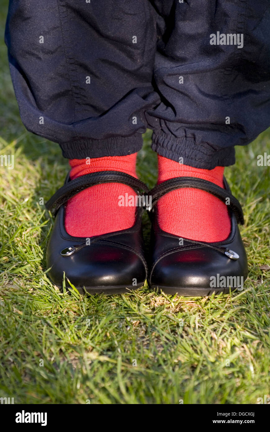 Niña calcetines rojos Fotografía de stock - Alamy