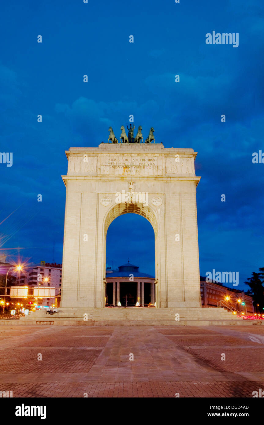 Arco de la Victoria arco triunfal, vista nocturna, Plaza de la plaza de Moncloa, Madrid, España Foto de stock