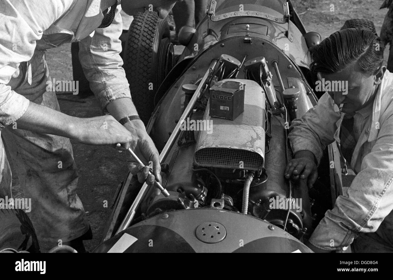 Mecánica trabajando en un motor especial de paredes finas de Ferrari en el GP de Gran Bretaña en Silverstone, Inglaterra, 14 de julio de 1951. Foto de stock