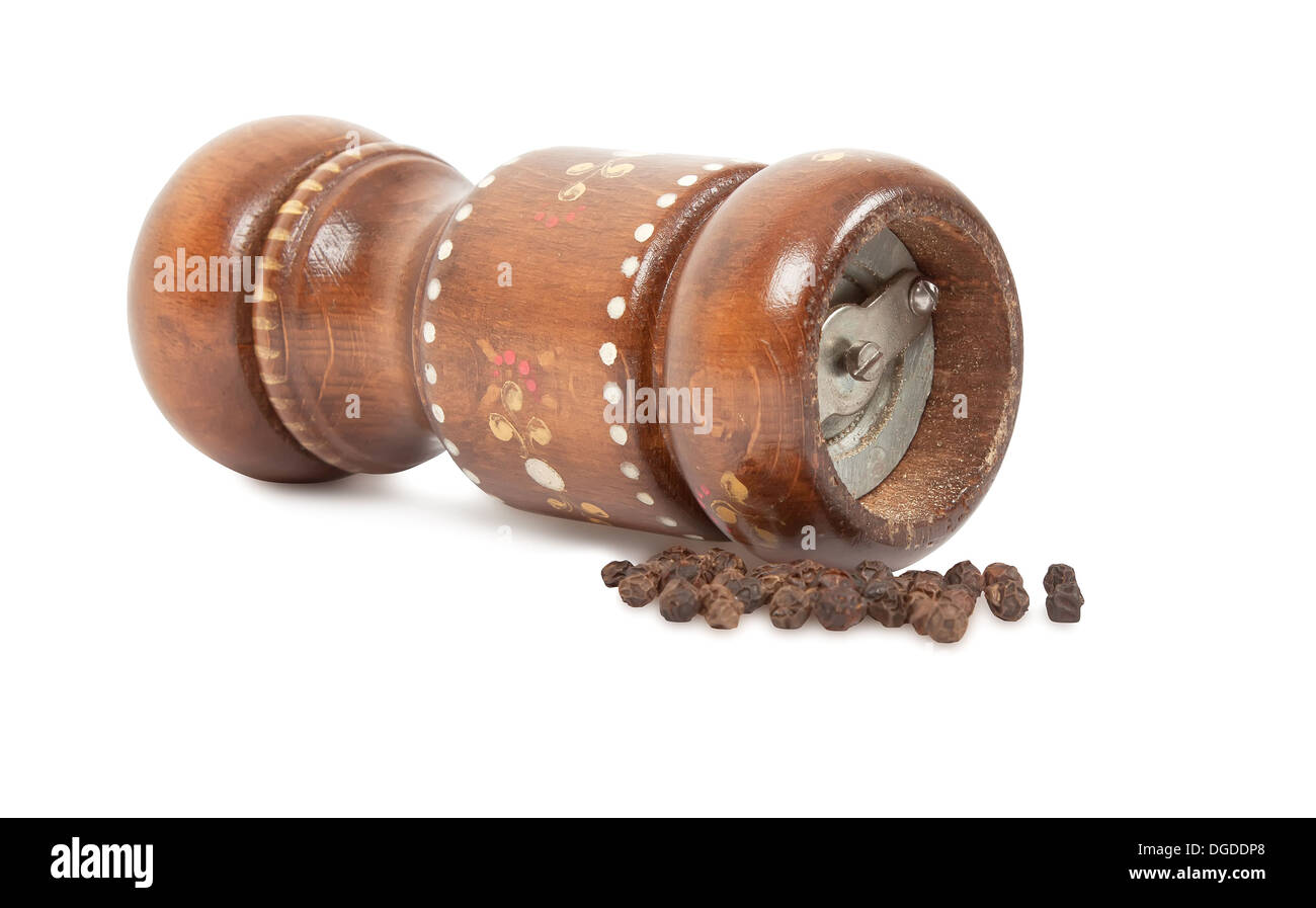 Molinillo de pimienta de madera de pimienta y aislado sobre fondo blanco. Foto de stock