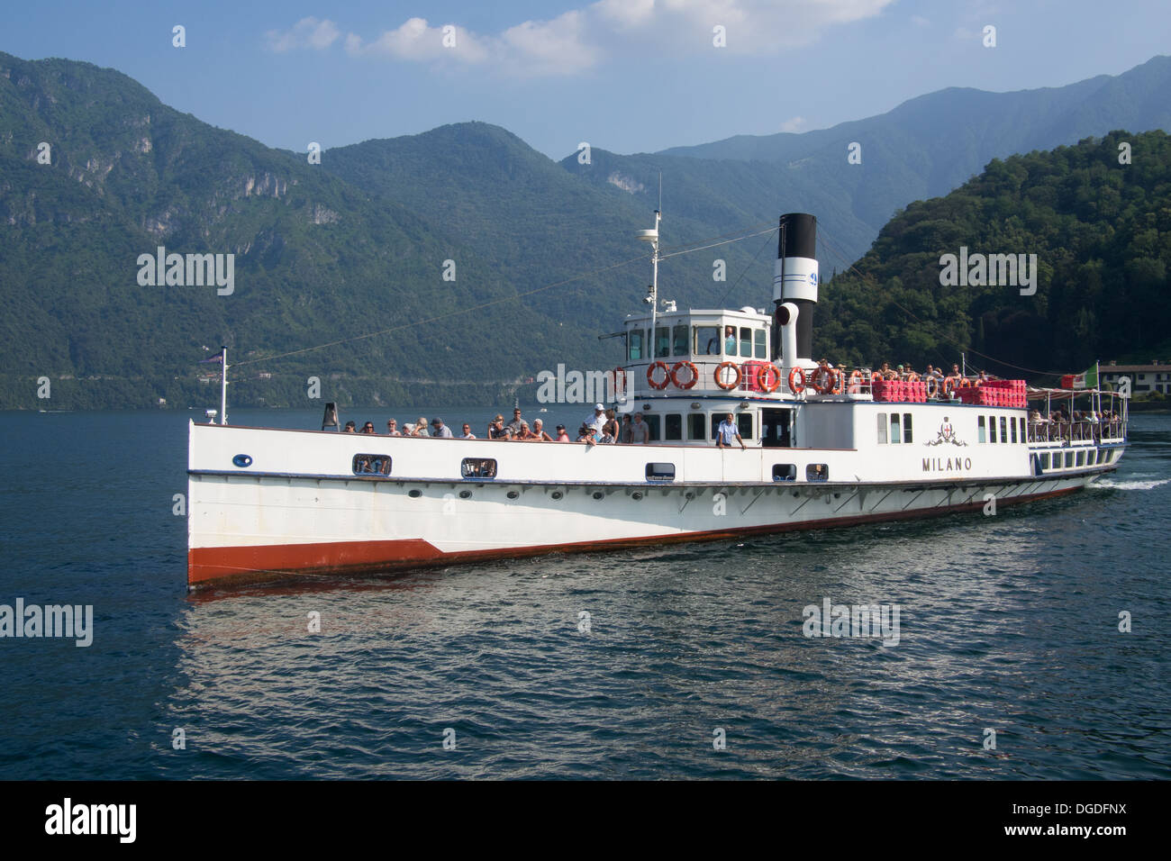 Barco de pasajeros en el Lago Como, en Lombardía, Italia Foto de stock