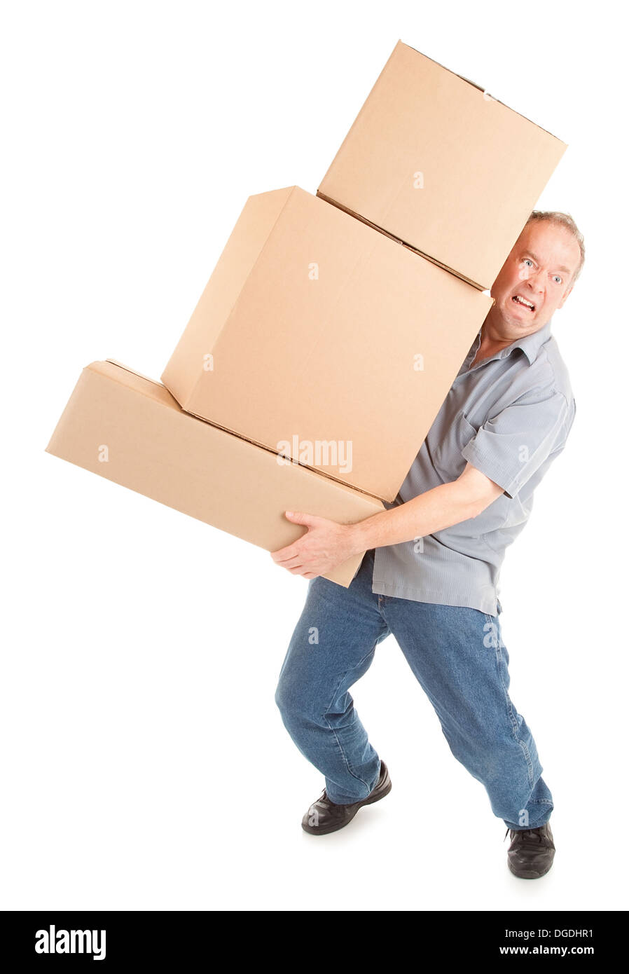 Un hombre es dolorosamente llevando cajas. Foto de stock