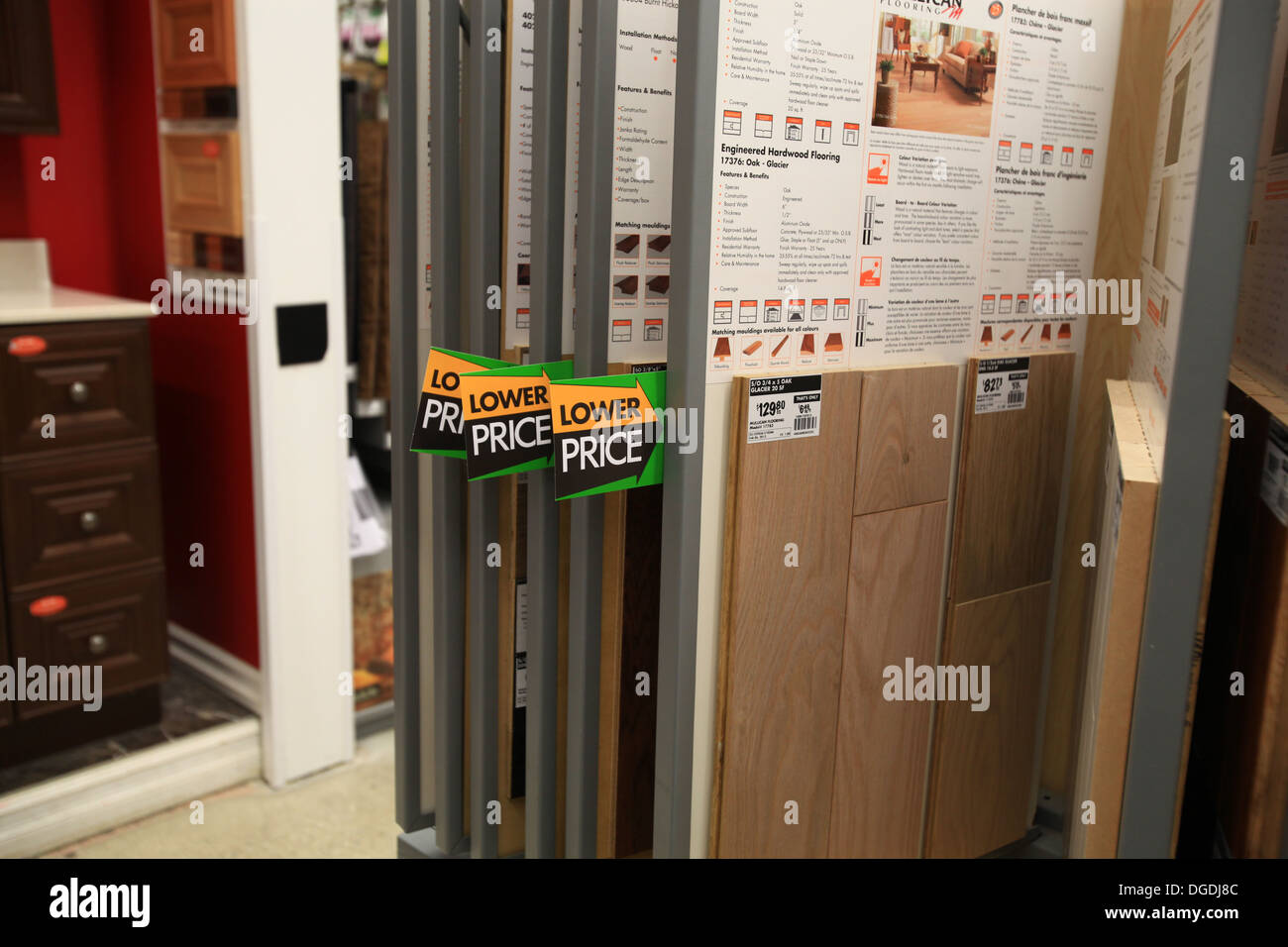 Las muestras de suelo laminado de madera y en la pantalla del Home Depot,  Kitchener, Ontario, Canadá Fotografía de stock - Alamy