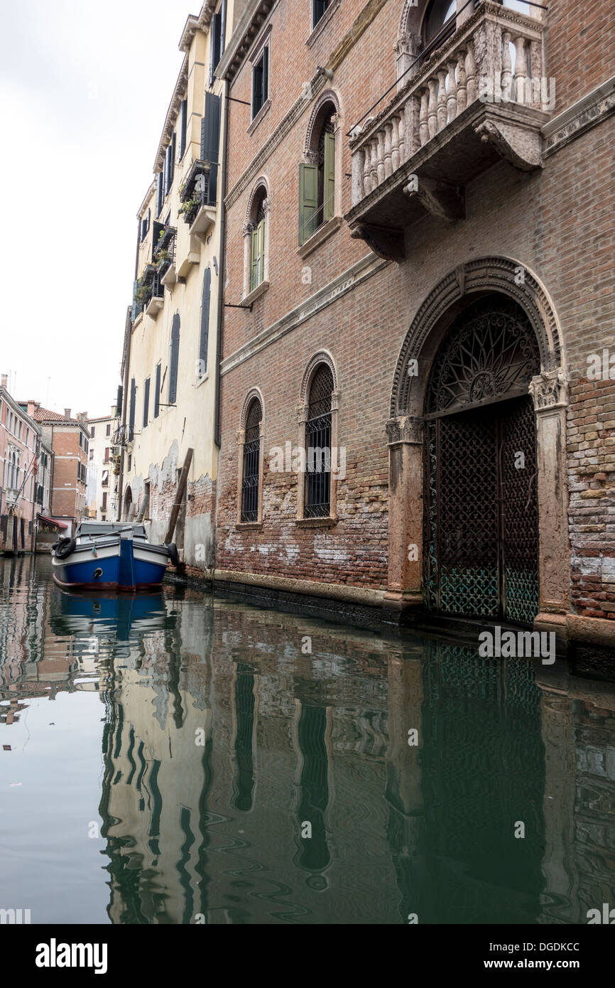 Hermosa escena de un callejón en Venecia, Italia Foto de stock