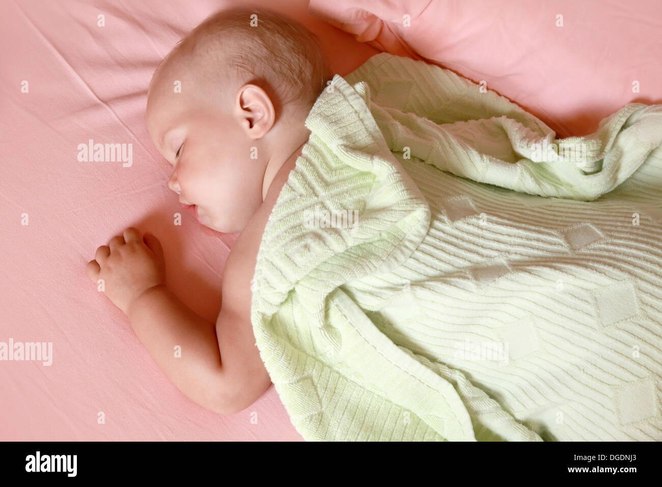 Niño duerme en la cama fotografías e imágenes de alta resolución - Alamy