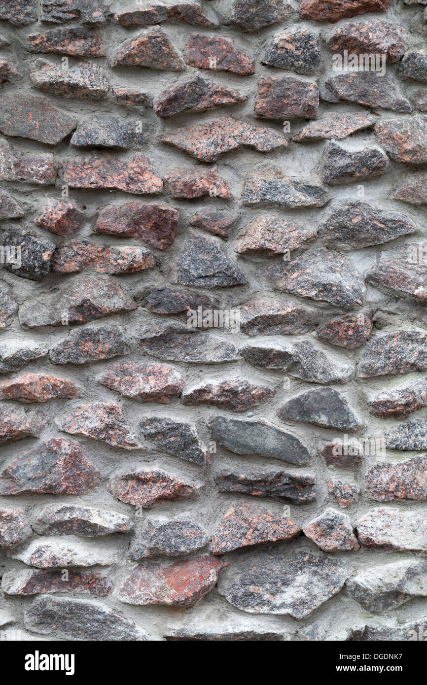 Viejo muro de piedra rugosa de color gris. Fondo vertical textura fotográfica Foto de stock