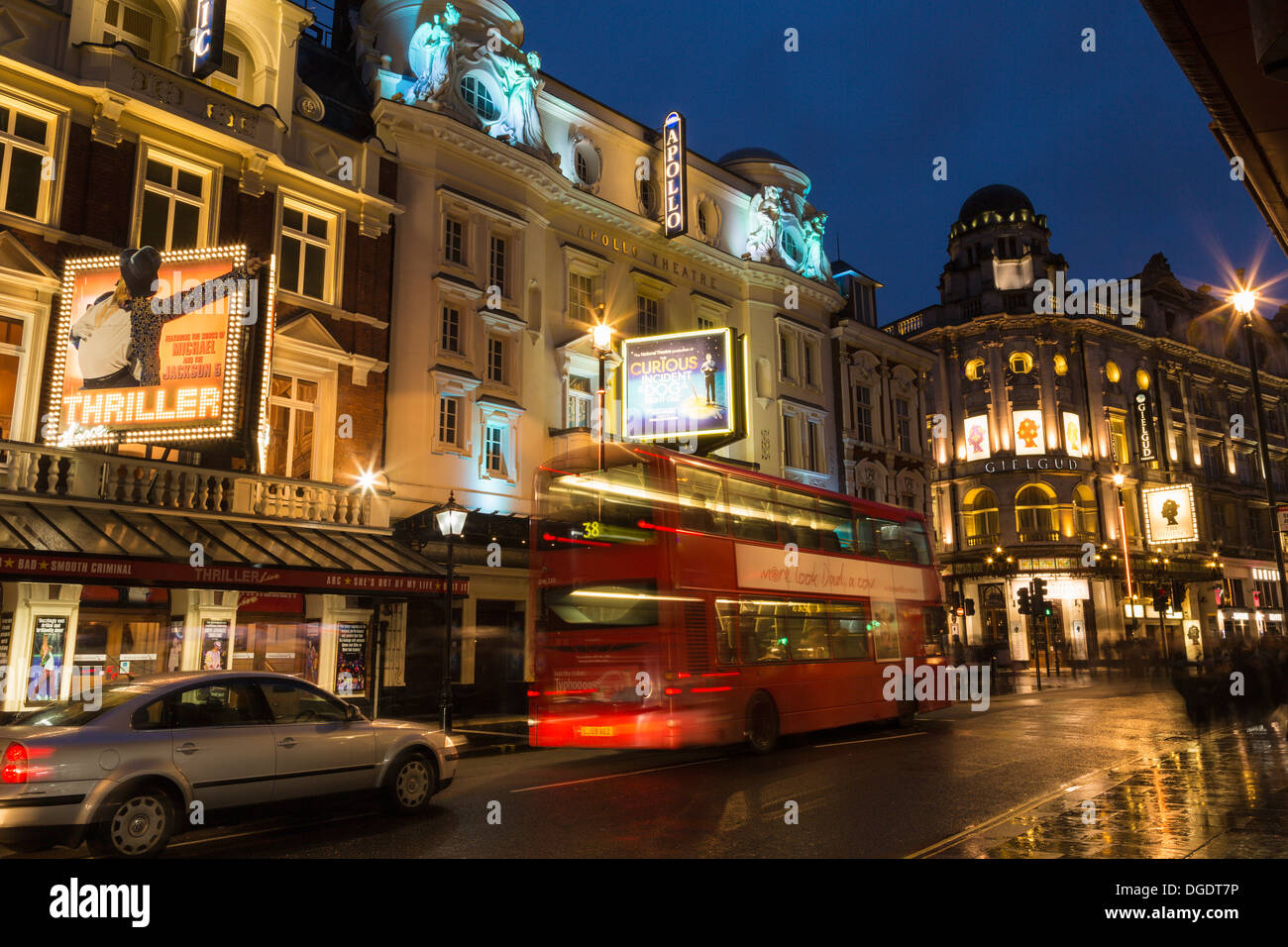 Shaftesbury Avenue, los teatros de West End en Londres de noche Foto de stock