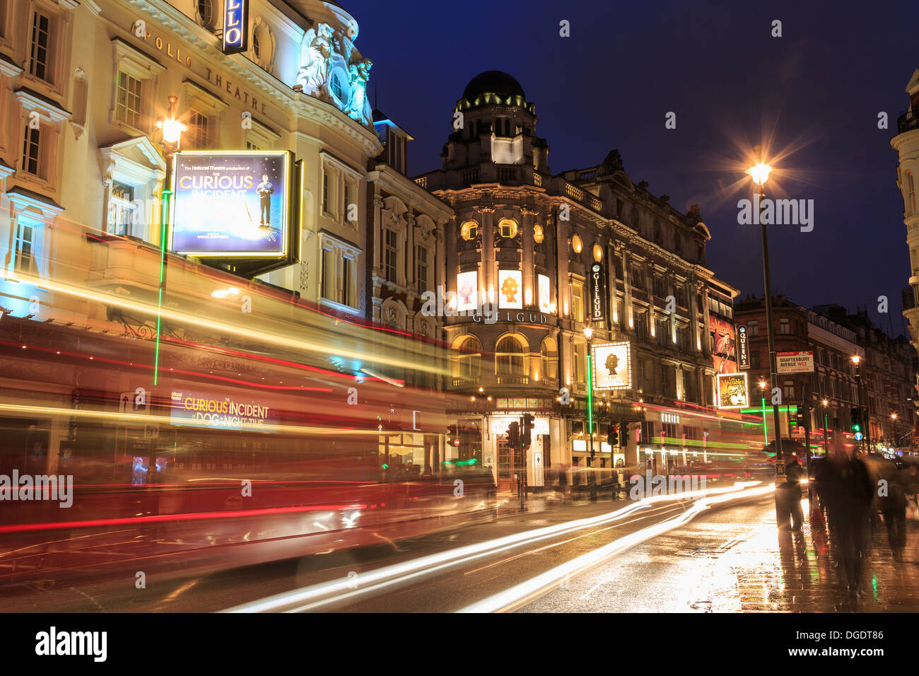 Shaftesbury Avenue, los teatros de West End en Londres de noche Foto de stock