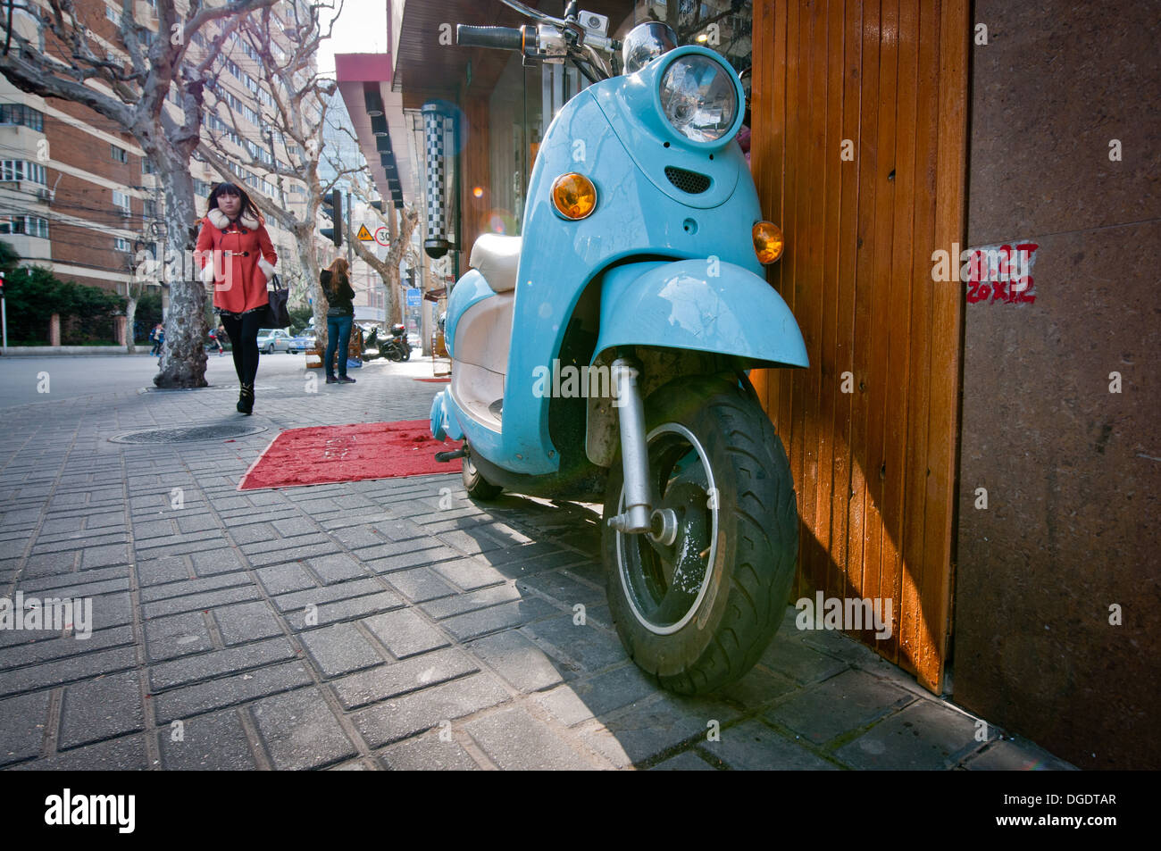 Azul retro scooter en Weihai Road en Shanghai, China Fotografía de stock -  Alamy