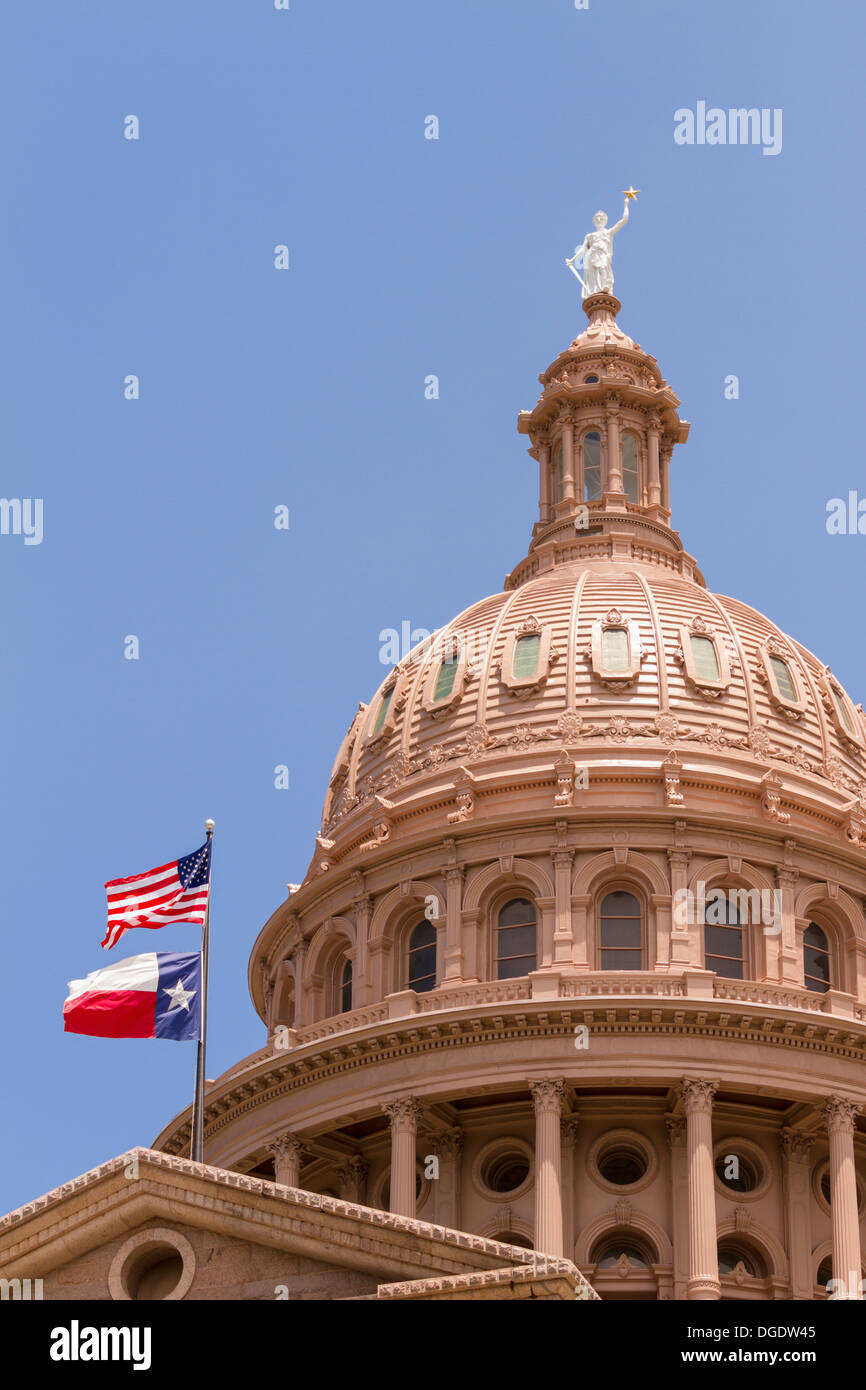 Estados Unidos y la de Texas sobrevolando el edificio del Capitolio del Estado de Texas Austin, EE.UU. Foto de stock