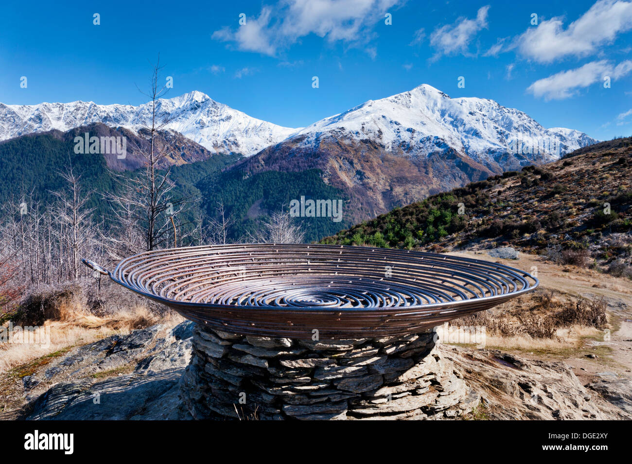 Queenstown, Isla del Sur, Nueva Zelanda. Canasta de sueños escultura por Caroline Robinson, en QUEENSTOWN Queenstown Hill - Paseo de tiempo Foto de stock