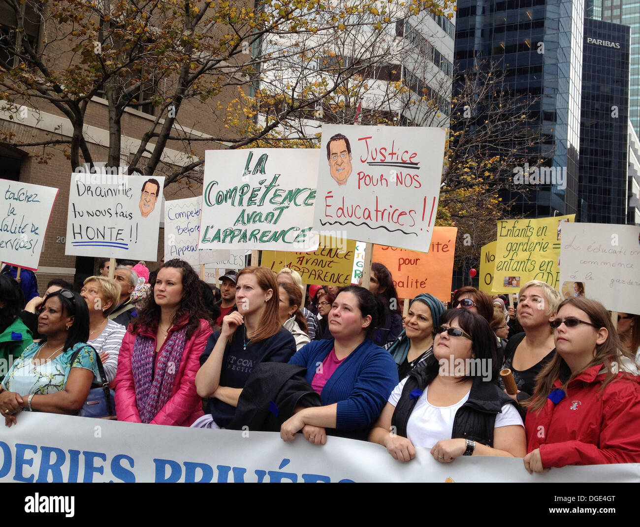 Montreal, Quebec, Canadá. 19 de octubre de 2013. Las guarderías privadas de Quebec Association denuncia la injerencia del Gobierno de Quebec en los asuntos internos de los niños privados de guarderías, diciendo que el gobierno quiere imponer obligatoriamente una lista centralizada y un código de vestimenta (prohibición de los signos religiosos) a través de la Carta de values​​. Según la asociación de 150 de los 8.000 educadores en red de Quebec se verían directamente afectados por la prohibición de los símbolos religiosos en tiempos de escasez de trabajadores de guardería. Crédito: Megapress/Alamy Live News Foto de stock